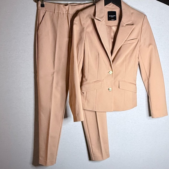(NEW) MARCIANO Tan Blazer & Pant Suit with Gold Hardware Detail - Picture 10 of 10